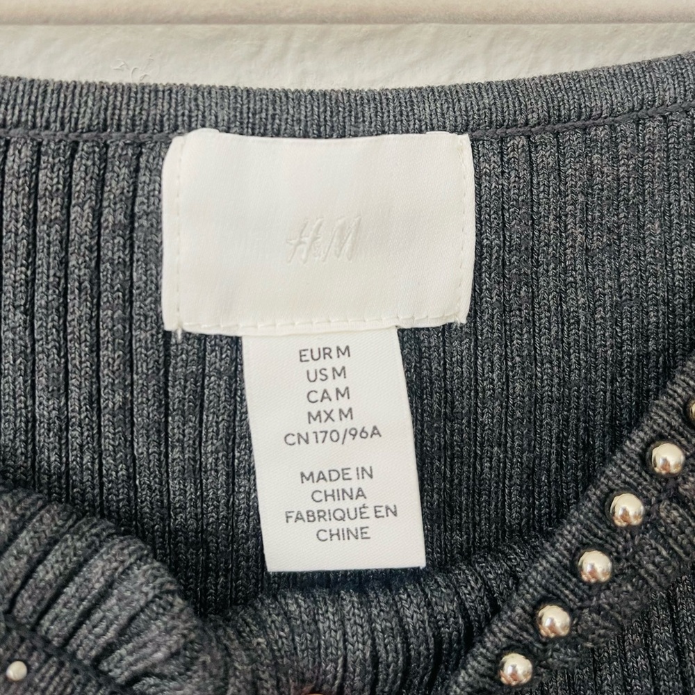 H&M SWEATER TOP - Picture 3 of 4